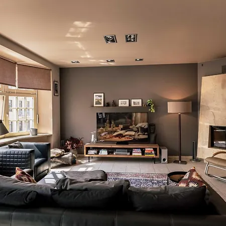 Spacious 2-story Apt. W/ Terrace - 280 M2 شقة