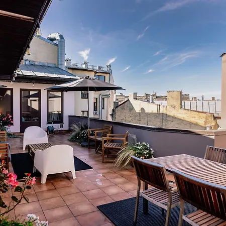 شقة Spacious 2-story Apt. W/ Terrace - 280 M2 *